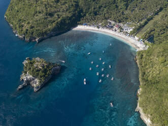 Luftaufnahme der Crystal Bay, Insel Nusa Penida, Bali, Indonesien - KNTF02830