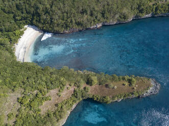 Luftaufnahme der Crystal Bay Area, Insel Nusa Penida, Bali, Indonesien - KNTF02833