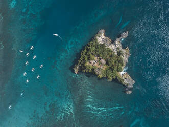Luftaufnahme der Insel Batumejinong, Crystal Bay auf der Insel Nusa Penida, Bali, Indonesien - KNTF02835