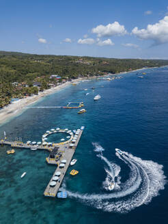 Luftaufnahme von Touristenattraktionen, Strand Kutampi, Insel Nusa Penida, Bali, Indonesien - KNTF02837