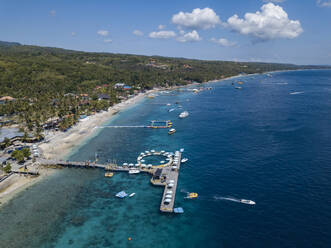 Luftaufnahme von Touristenattraktionen, Strand Kutampi, Insel Nusa Penida, Bali, Indonesien - KNTF02838