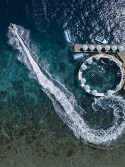 Luftaufnahme von Touristenattraktionen, Strand Kutampi, Insel Nusa Penida, Bali, Indonesien - KNTF02839