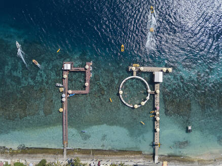 Luftaufnahme von Touristenattraktionen, Strand Kutampi, Insel Nusa Penida, Bali, Indonesien - KNTF02840