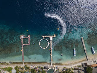 Luftaufnahme von Touristenattraktionen, Strand Kutampi, Insel Nusa Penida, Bali, Indonesien - KNTF02842