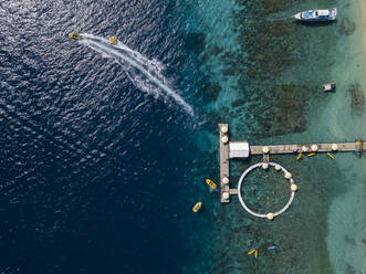 Luftaufnahme von Touristenattraktionen, Strand Kutampi, Insel Nusa Penida, Bali, Indonesien - KNTF02843