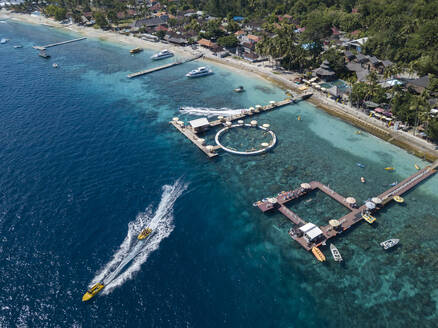Luftaufnahme von Touristenattraktionen, Strand Kutampi, Insel Nusa Penida, Bali, Indonesien - KNTF02845