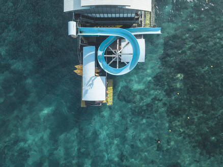 Luftaufnahme eines Badeschiffs, Insel Nusa Penida, Bali, Indonesien - KNTF02877