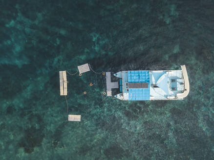 Schwimmendes Badeschiff, Insel Nusa Penida, Bali, Indonesien - KNTF02880