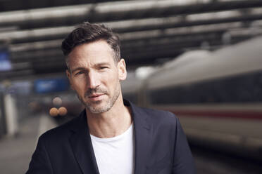 Mature man with trolley on station - PNEF01586