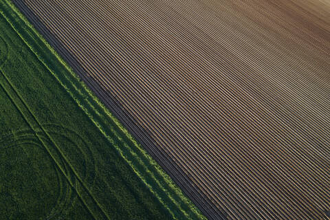 Luftaufnahme einer abstrakten Landschaft mit landwirtschaftlichen Feldern, Frühling, Franken, Bayern, Deutschland, lizenzfreies Stockfoto