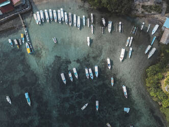 Luftaufnahme von Booten am Strand von Nusa Penida, Nusa Penida, Bali, Indonesien - KNTF02883