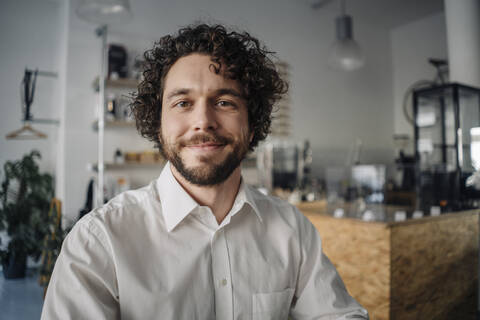 Lächelnder Geschäftsmann in einem Kaffeehaus, Porträt, lizenzfreies Stockfoto