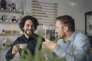 Zwei Geschäftsleute bei einem Treffen in einem Café - KNSF05990