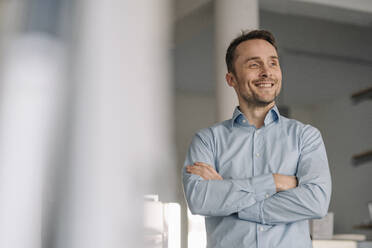 Portrait of a successful businessman, smiling with arms crossed - KNSF06013