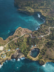 Luftaufnahme von Broken Beach, Insel Nusa Penida, Bali, Indonesien - KNTF02885