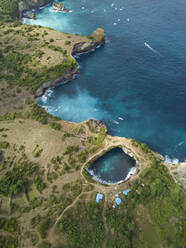 Luftaufnahme von Broken Beach, Insel Nusa Penida, Bali, Indonesien - KNTF02892