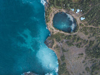 Luftaufnahme von Broken Beach, Insel Nusa Penida, Bali, Indonesien - KNTF02894