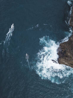 Luftaufnahme von Touristenbooten in der Nähe der Küste von Nusa Penida, Schnorcheltour, Bali, Indonesien - KNTF02905