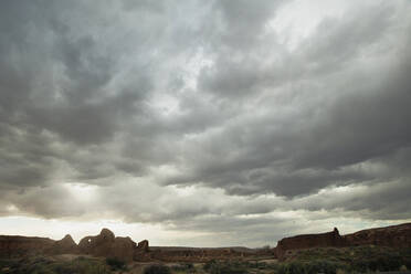 Bewölkter Himmel über Felsformationen, Chaco Canyon, New Mexico, Vereinigte Staaten - MINF12139