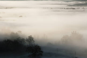 Nebelschwaden über ländlicher Landschaft - MINF12151