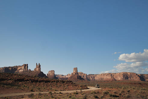 Felsformationen entlang einer Landstraße, Valley of the Gods, Utah, Vereinigte Staaten - MINF12152