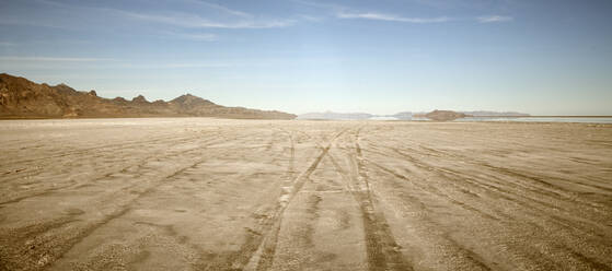 Reifenspuren in den Bonnaville Salt Flats, Utah, Vereinigte Staaten - MINF12157