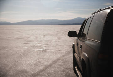 Nahaufnahme eines Autos auf den Salinen, Bonnaville Salt Flats, Utah, Vereinigte Staaten - MINF12158