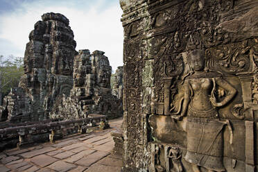 Verschnörkelte Steinmetzarbeiten an Wänden, Angkor, Kambodscha - MINF12177