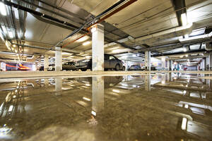 Die Decke spiegelt sich im nassen Boden des Parkhauses - MINF12191