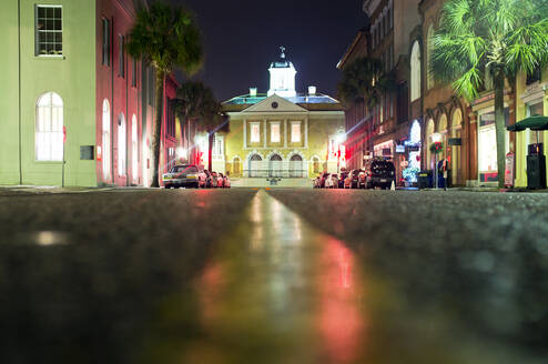 Beleuchtete Gebäude entlang der Stadtstraße bei Nacht, Charleston, South Carolina, Vereinigte Staaten - MINF12194