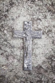 Nahaufnahme eines geschnitzten Steinkreuzes - MINF12195