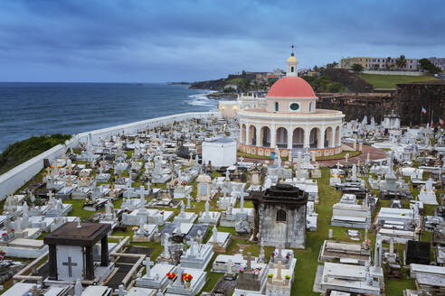 Luftaufnahme eines Friedhofs in San Juan, Puerto Rico - MINF12198
