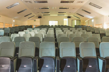 Sitze im leeren Hörsaal - MINF12219