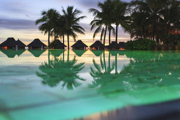 Palmen und tropisches Resort, Bora Bora, Französisch-Polynesien - MINF12241