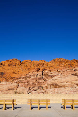 Parkbänke vor dem Red Rock Canyon, Nevada, Vereinigte Staaten, lizenzfreies Stockfoto