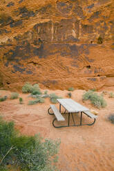 Picknicktisch im Valley of Fire State Park, Nevada, Vereinigte Staaten - MINF12253