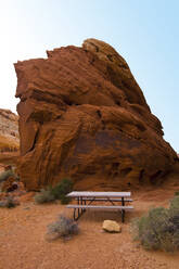 Picknicktisch im Valley of Fire State Park, Nevada, Vereinigte Staaten - MINF12254