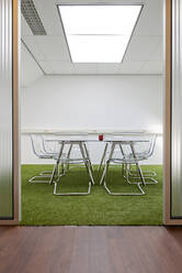 Moderner Besprechungsraum im Büro - MINF12268