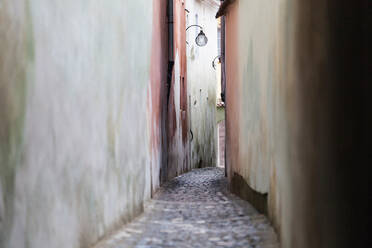 Streetlights hanging in alley - MINF12287