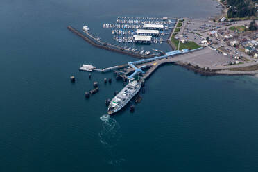 Luftaufnahme des Fährterminals im Hafen von Seattle, Seattle, Washington, Vereinigte Staaten - MINF12290