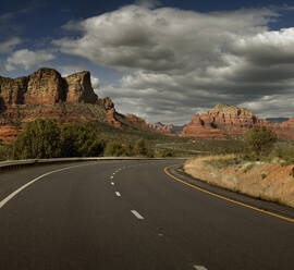 Straße durch Felsformationen, Sedona, Arizona, Vereinigte Staaten - BLEF06728