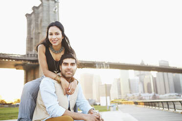 Indisches Paar lächelnd bei Brücke, New York, New York, Vereinigte Staaten - BLEF06739