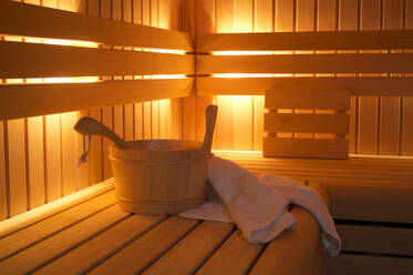 Bucket and towels in sauna - MINF12300