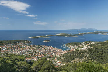 Luftaufnahme der Küstenstadt und des Hügels, Hvar, Split, Kroatien - MINF12314