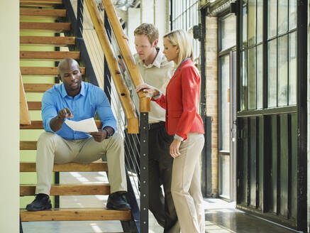 Business people talking on staircase - BLEF06880