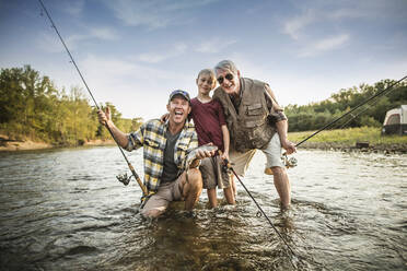 Drei Generationen kaukasischer Männer fischen im Fluss - BLEF06888