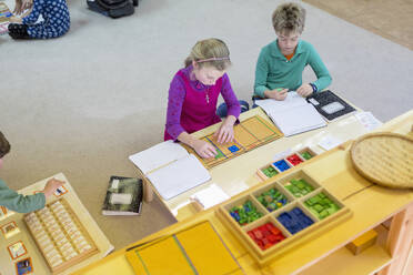 Kaukasische Kinder am Tisch im Klassenzimmer - BLEF06915