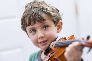 Nahaufnahme eines Jungen mit Geige - BLEF06955