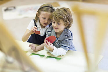 Kinder arbeiten im Klassenzimmer zusammen - BLEF06961
