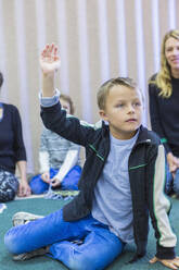 Junge hebt die Hand im Klassenzimmer - BLEF06968